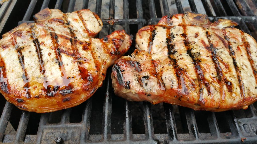 AztecConsulting's tweet photo. CHOPS! Grilled and served with green beans. #Foodporn #TXGrilling http://t.co/npYFKgWdqx