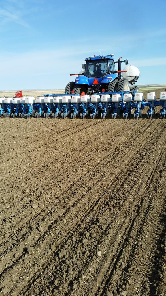 RT @JennRasmussen15 Starting #hybridcanola today for #plant15 with Pioneer 4-1 row spacing phbn.ws/6013fU19