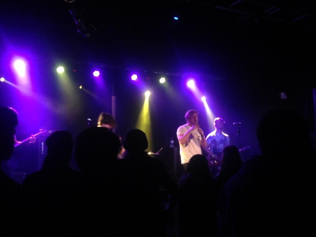 nicxle_simpsxn's tweet photo. @offshorebanduk were fab tonight, well done guys🌸 http://t.co/DFrhV6GZZy