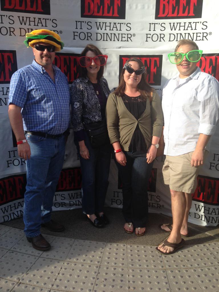 UTExt_DeKalbCo's tweet photo. Battle of the burger. Nashville. @TennesseeCattle @TNBeefCouncil #beefupnash @AmyHElizer http://t.co/XnUjsdpqpF