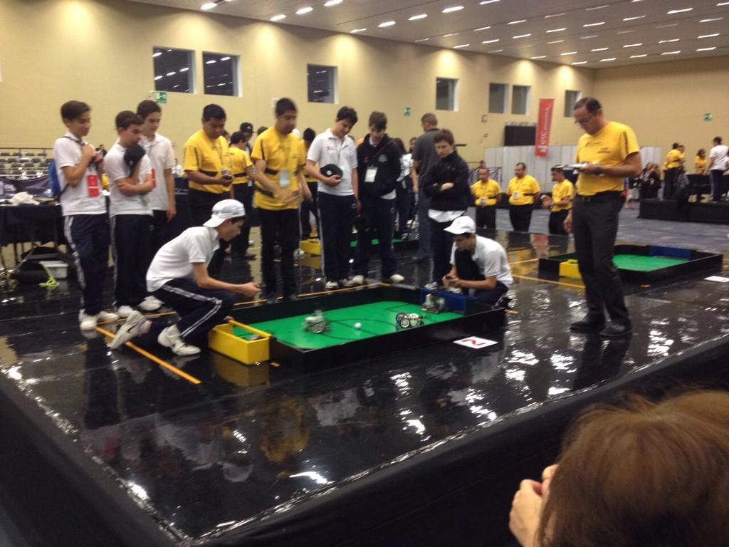 PIBA2015GDL's tweet photo. Impresionantes finales de la Liga de Robótica en el #PIBA2015 Cumbres San Javier 3er lugar de México y Centroamérica. http://t.co/aJhtV7fUET