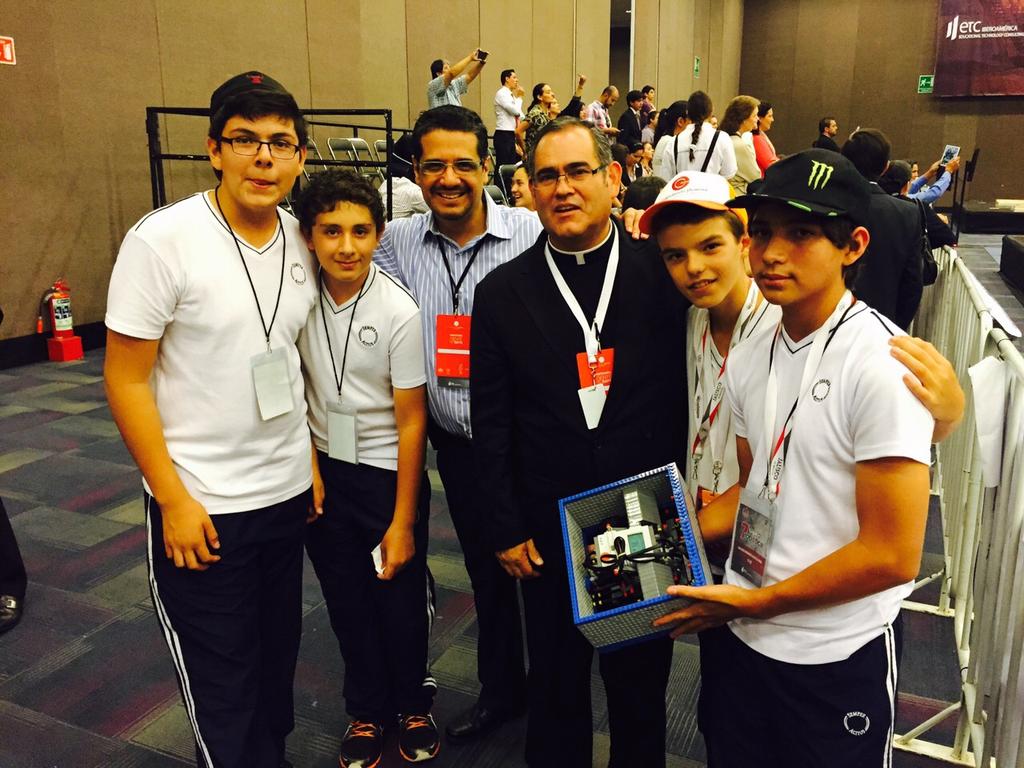 PIBA2015GDL's tweet photo. Impresionantes finales de la Liga de Robótica en el #PIBA2015 Cumbres San Javier 3er lugar de México y Centroamérica. http://t.co/aJhtV7fUET