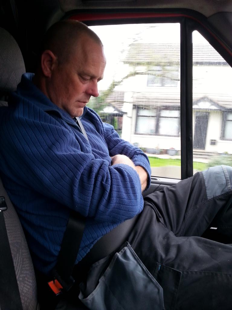 HagueElectrix's tweet photo. That burger for breakfast must of tierd him out @AM_Electrical #lazysubby http://t.co/8uIVzSE45l