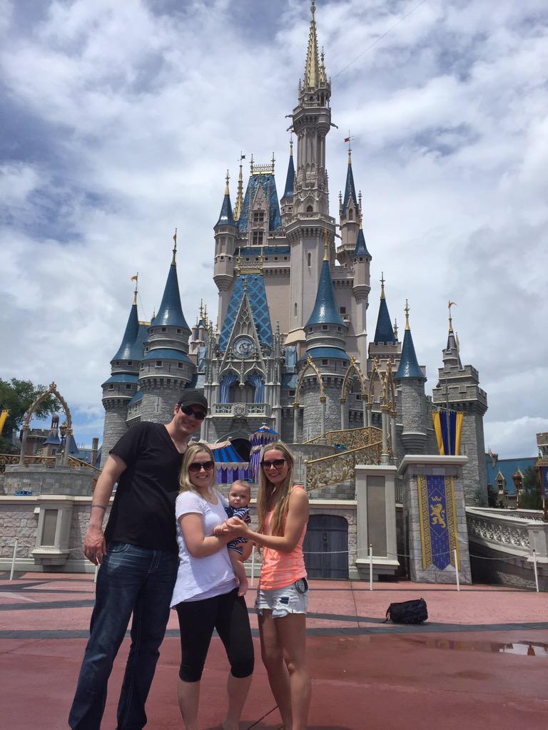 breakingbenj's tweet photo. Hanging out with the mouse in Florida today! See you tomorrow Tampa! http://t.co/ZDw8g64jp7