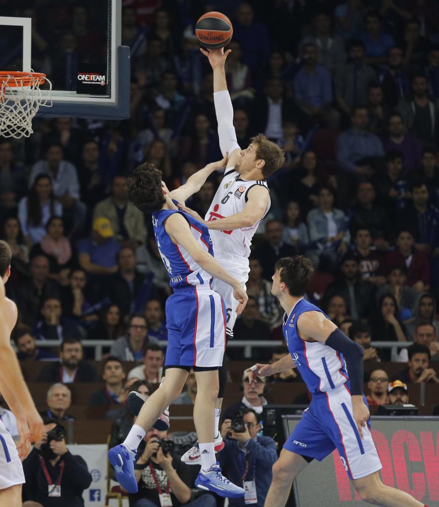 RMBaloncesto's tweet photo. ¡Lo hemos conseguido Madrid! Ya estamos en la #FinalFour 
Final: @AnadoluEfesSK 63 - @RMBaloncesto 76 #EFSRMB #Madrid http://t.co/9tQXfx2AVE