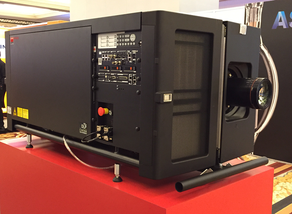 Videvox's tweet photo. Närbild på en Barco Laserprojektor i all sin prakt. Direkt från CinemaCon i Las Vegas! #laser #barco http://t.co/eS66AVNRbm