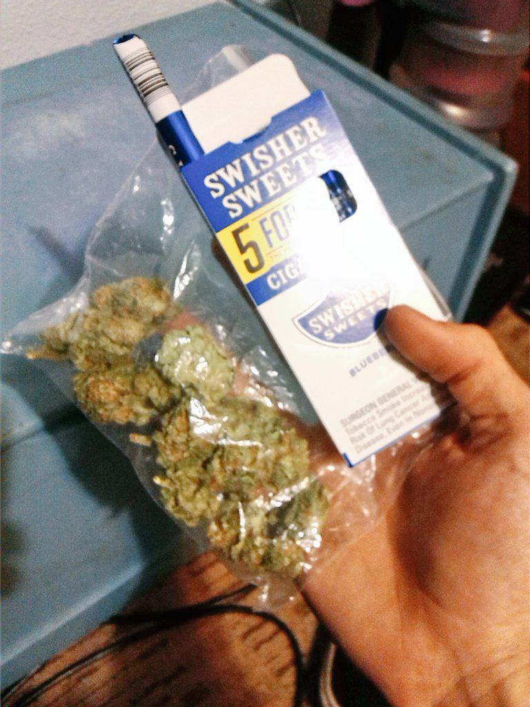 mcnellismichae1's tweet photo. Throw back to the night we faced 5 blunts with my nigga @bodee_pulley #TBT #blunts #follobackforfolloback #420allday http://t.co/TnCQ6QPaFX