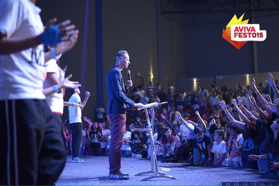 AvivaFest's tweet photo. ¡Ven Espíritu Santo! ¿Se te vuelve a poner la piel chinita? Revive la 1ra reunión del #AF015 http://t.co/k3Sjheqv6k http://t.co/9kJWcWu3mZ