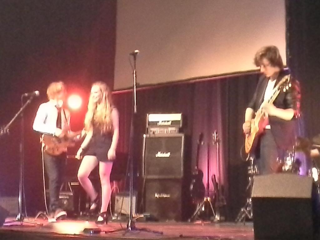veenhj's tweet photo. Verrassende openingsact Eleventh Hour op Session Nightlife #rsgtrompmeesters. Imponerende gitaarsolo Hotel California http://t.co/E6C7pfP0y2