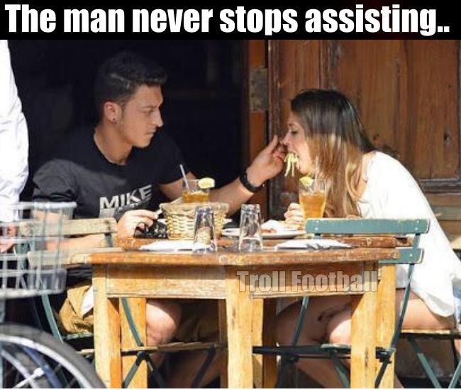 PlanetOfFutbol's tweet photo. Ozil! http://t.co/amui3kWJeM