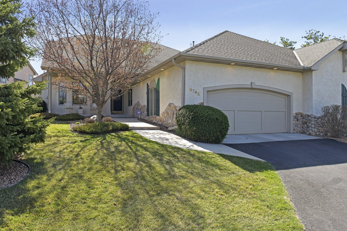 ashleycohn's tweet photo. Gorgeous TH in Victoria on Deer Run Golf Course, just listed by @EricUtoft #reuterbraygroup http://t.co/pqcQ2jJiBh http://t.co/kZIzfr5FQG