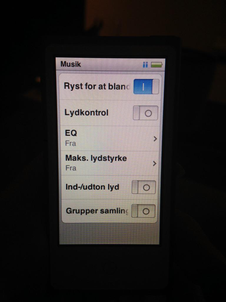 linesondergaard's tweet photo. I really wonder how come The #iPod still has the old design. #Apple http://t.co/GO316RO0yd