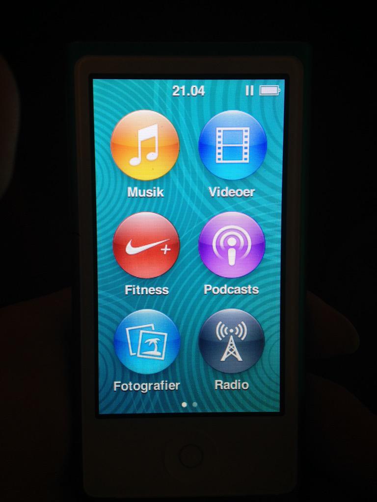 linesondergaard's tweet photo. I really wonder how come The #iPod still has the old design. #Apple http://t.co/GO316RO0yd