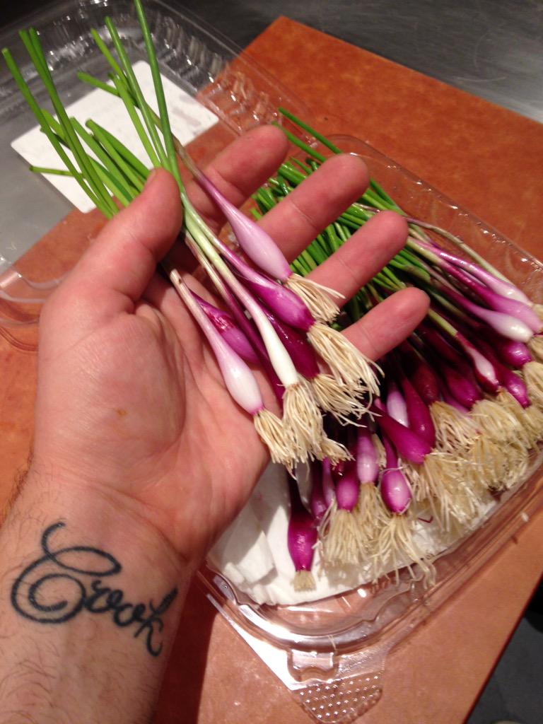 CookWellDC's tweet photo. Blessed with Super beautiful spring onions from @TheChefsGarden!!! http://t.co/JdzO6qQeCM