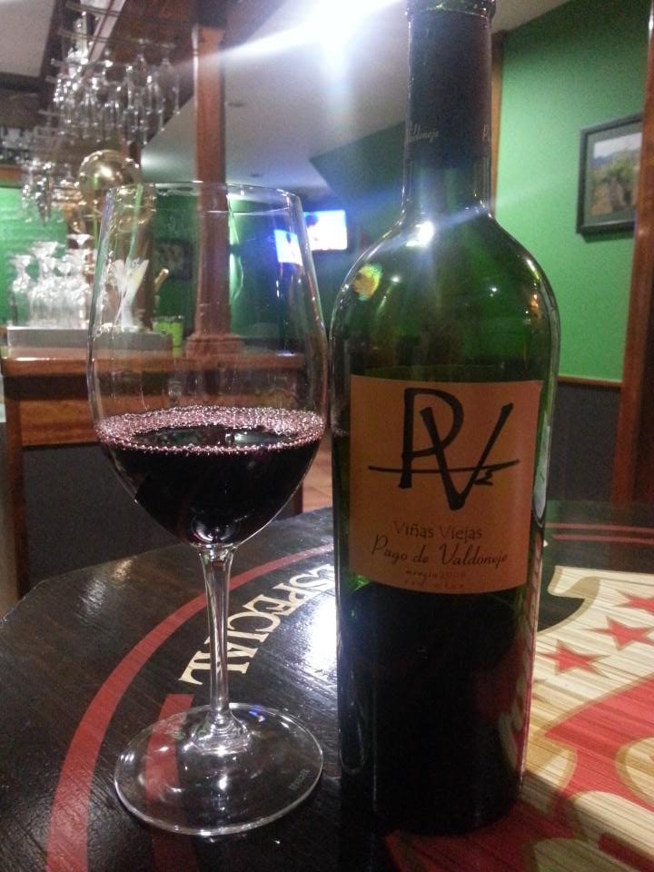 DOBierzo's tweet photo. MT @Jes_Pontedeume: #ViñasViejas @PVALDONEJE 2006 #disfrutacadamomento #mencia @dobierzo 4000 botellas #Vinotinto  http://t.co/Xf5JVXeOep