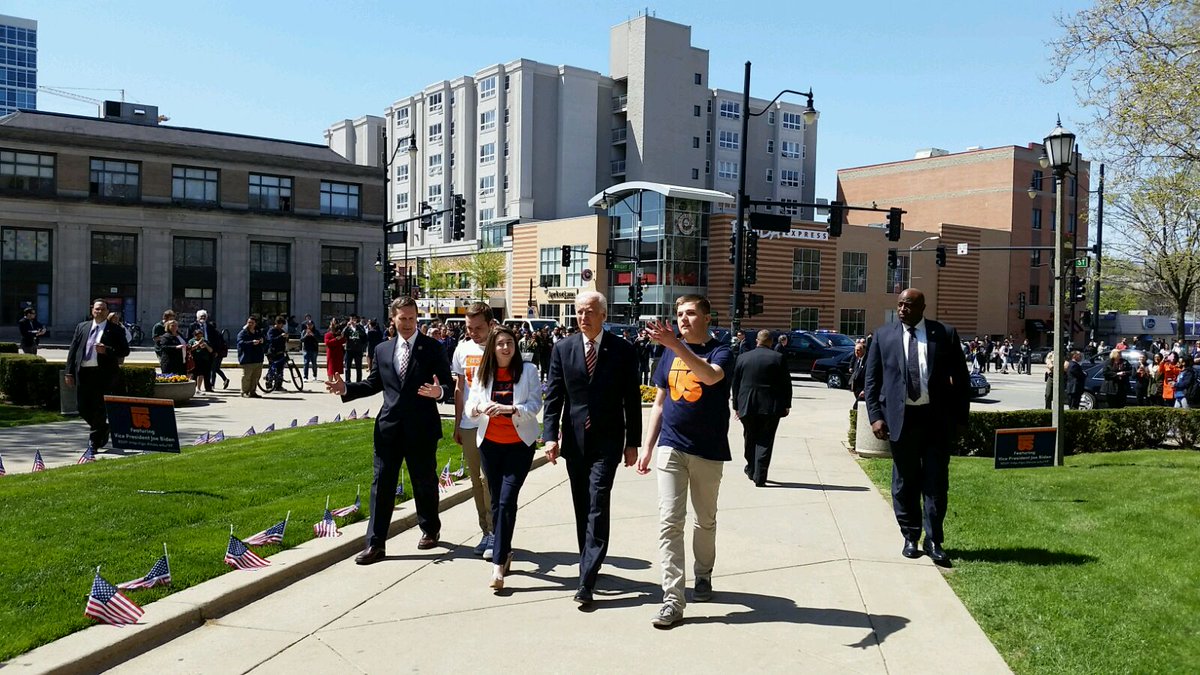 news_gazette's tweet photo. Before bolting, a visit to Alma Mater @Illinois_Alma, from @jawurth. http://t.co/eBgOkLYijJ http://t.co/piKKcC07M9