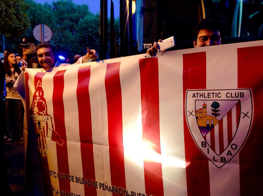 AthleticClub's tweet photo. La peña de Córdoba (1972) entre los numerosos aficionados que han acudido a recibir al equipo. http://t.co/qJJntk8omA