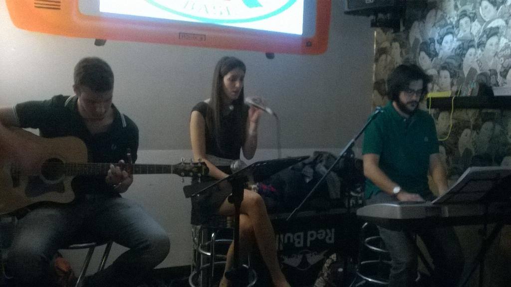 ViajeMedUC's tweet photo. OPEN MIC en el Opium con @AndrewTrece @dsamos @maria_tuchis http://t.co/06cDv23BvQ