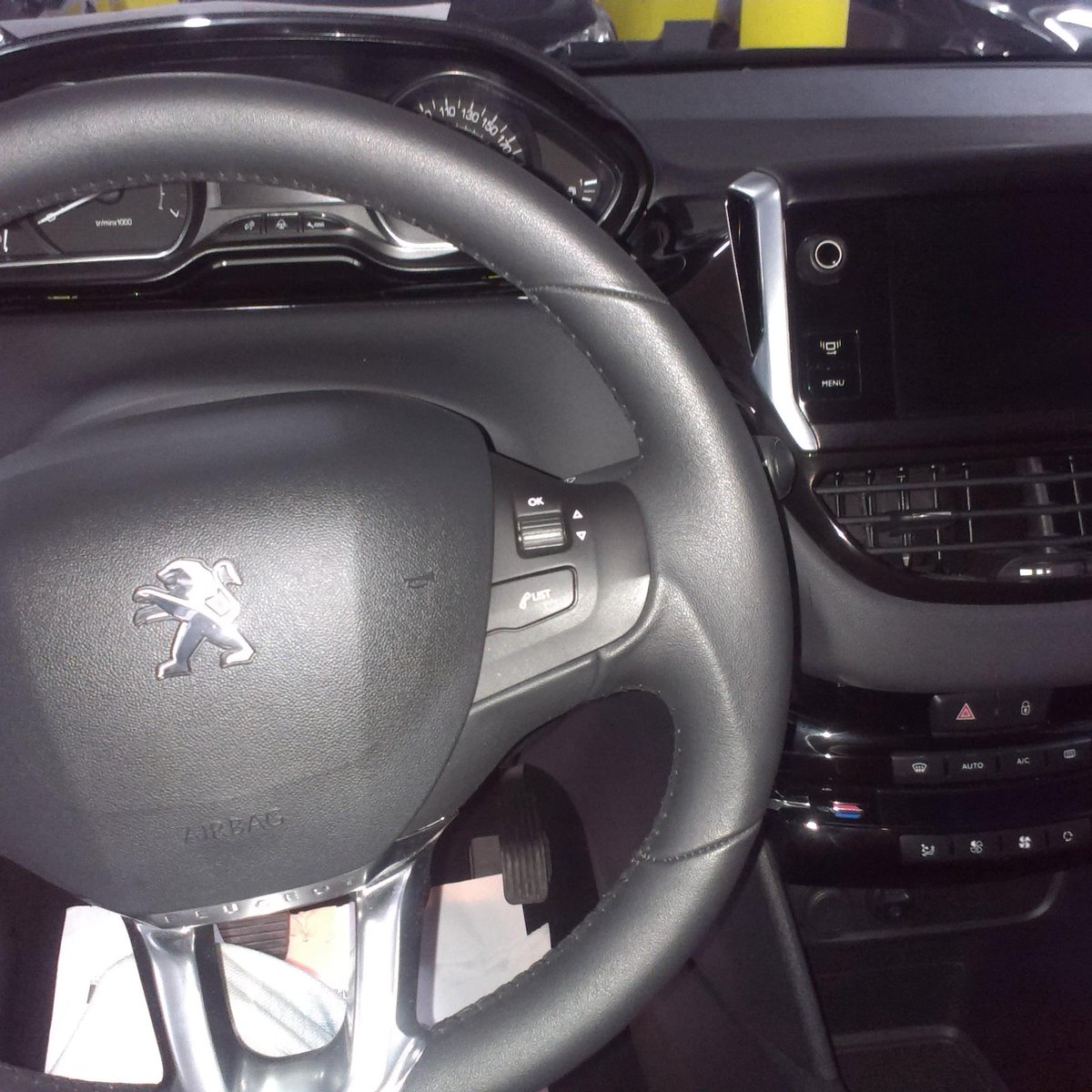StreetAndRoad's tweet photo. Y un #peugeot #208 http://t.co/EUGBrz4WVA