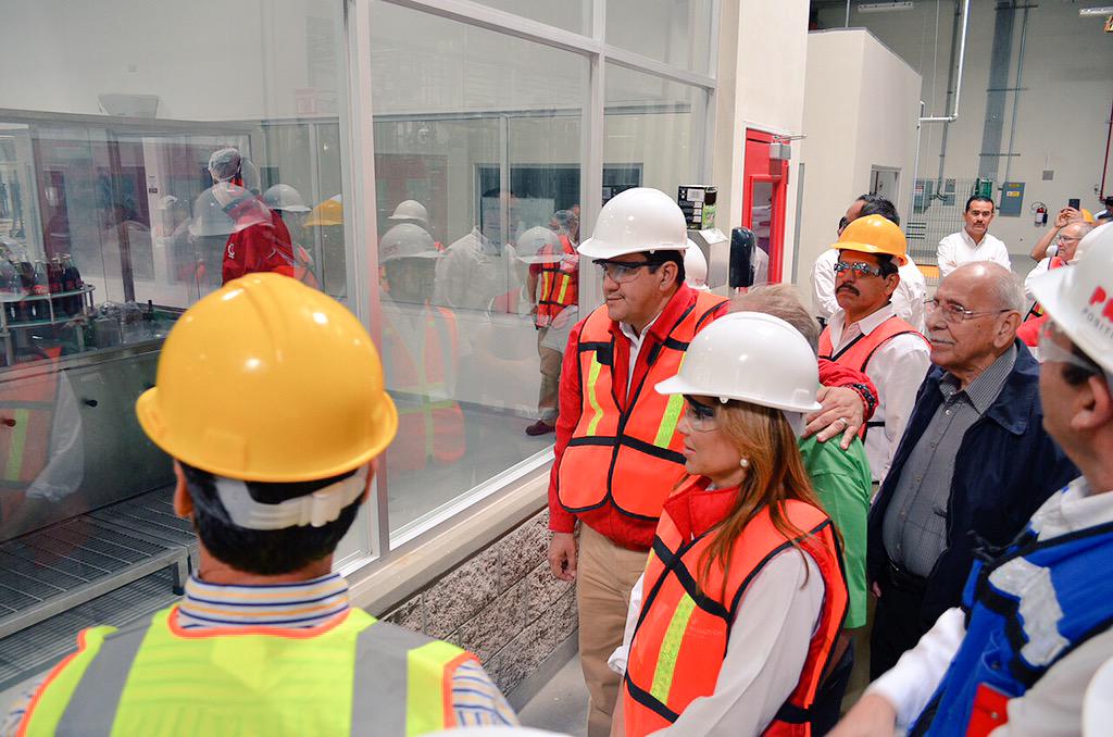 ClaudiaPavlovic's tweet photo. Mejorar condiciones laborales de trabajadores, con viviendas, educación y salud digna para sus hijos es mi compromiso http://t.co/6ekX7MFfCs