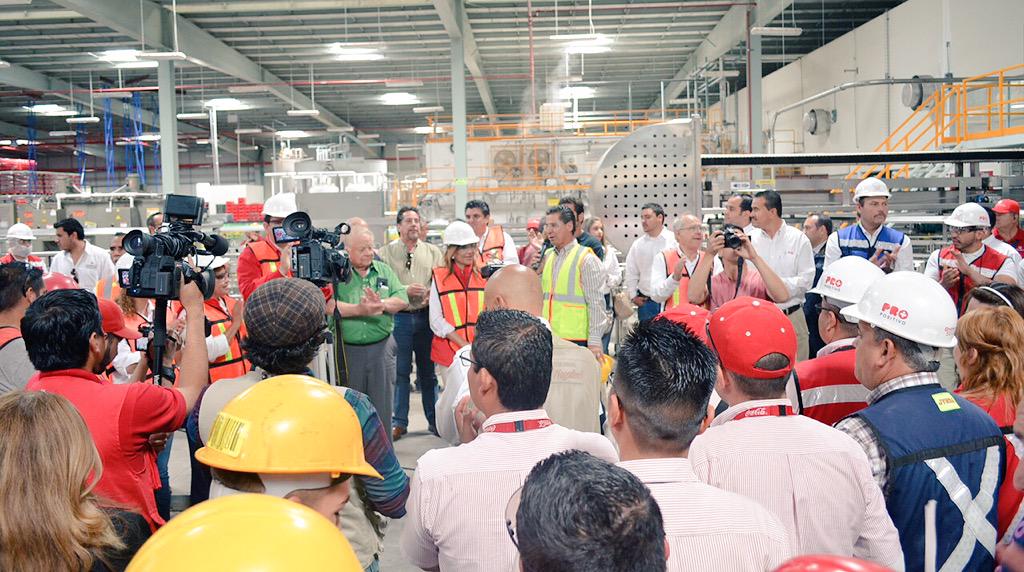 ClaudiaPavlovic's tweet photo. Mejorar condiciones laborales de trabajadores, con viviendas, educación y salud digna para sus hijos es mi compromiso http://t.co/6ekX7MFfCs