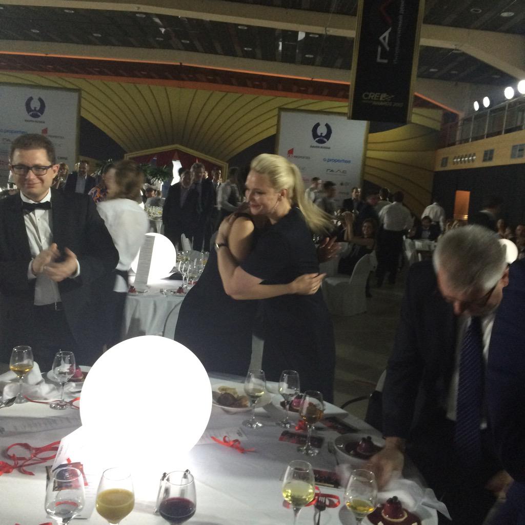 CRE_LIVE's tweet photo. Победа Sawatsky в номинации "Управляющая компания года" http://t.co/yLmyetOFNp