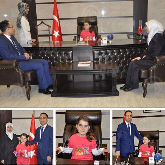 #تركيا | بمناسبة يوم السيادة الوطنية والطفولة؛ ترك نائب والي مدينة "#كيليس" التركية مقعده للطفلة السورية "زهراء"