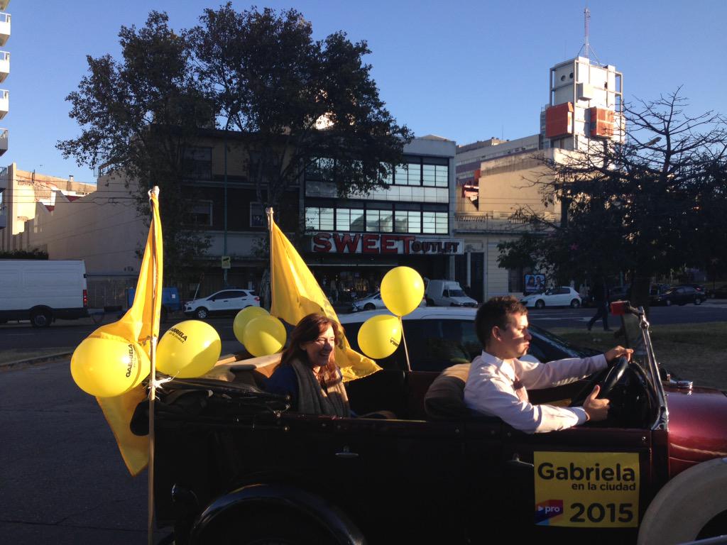 PinedoFederico's tweet photo. Llego @gabimichetti a Parque Centenario #GabrielaEnLaCiudad http://t.co/afhU8EPlTk