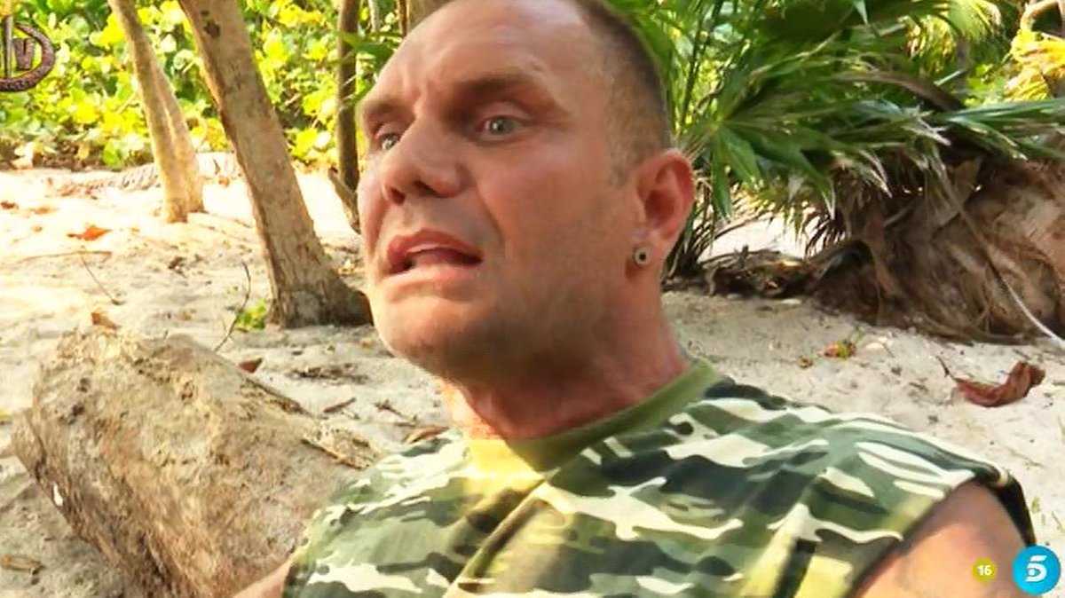 Supervivientes's tweet photo. #GalaSV2 No todo son sonrisas en la isla...  http://t.co/0FBgMJbayp http://t.co/43Ghb4hTX4