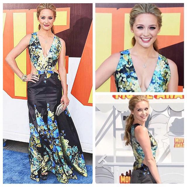 A atriz internacional <a href="/Greer_Grammer/">Greer Grammer</a> apostou em vestido floral #PatriciaBonaldi na premiação do #MtvMovieAwards.