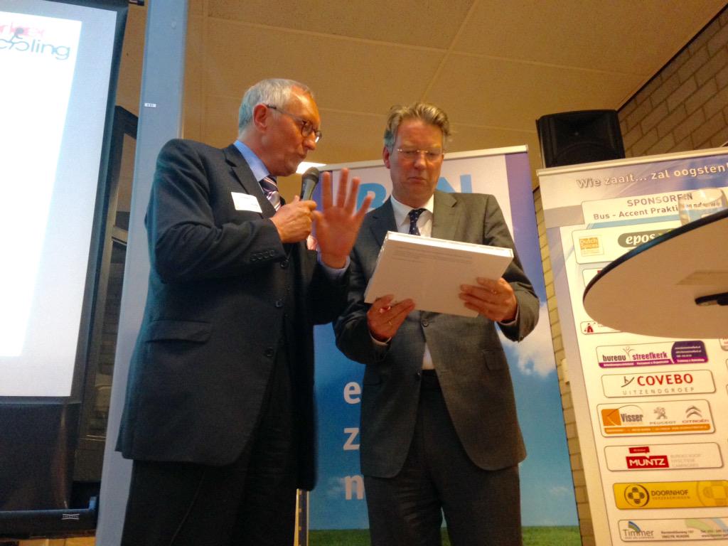 Lezing van <a href="/ajboekestijn/">Arend Jan Boekestijn</a> bij <a href="/Bedrijvenkring/">Bedrijvenkring BHN</a> #Hoevelaken #Nijkerk en kreeg van <a href="/BezemerAdvies/">Bezemer Advies</a> Nijkerkse prentenatlas