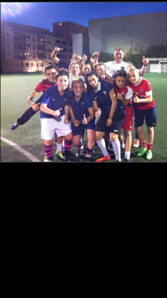 AMOUEIX's tweet photo. Le foot amateur aussi encourage l'équipe de france fém #tousaveclesbleues @SportEDF #ffissy #objectifcanada @FFF http://t.co/C9QibHvdeJ