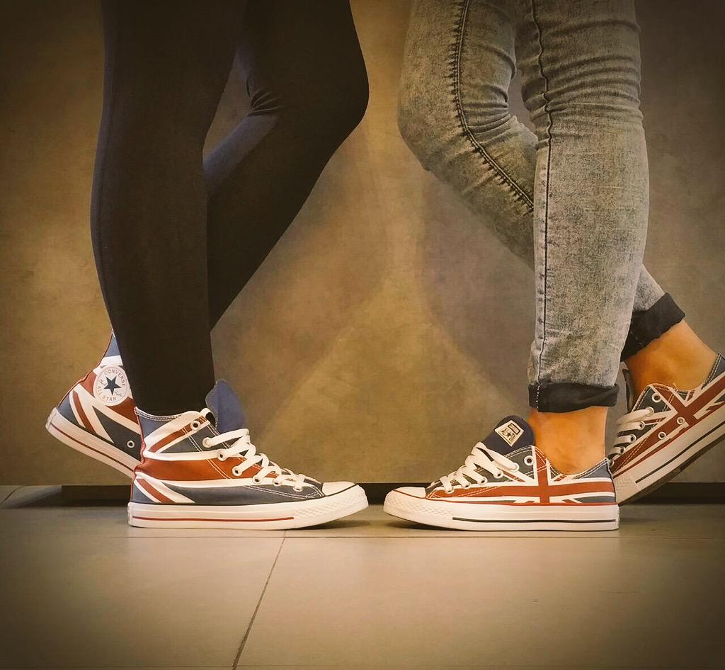 luiscon77's tweet photo. #converse vs converse visto en #twinner http://t.co/qFefkfr8ls