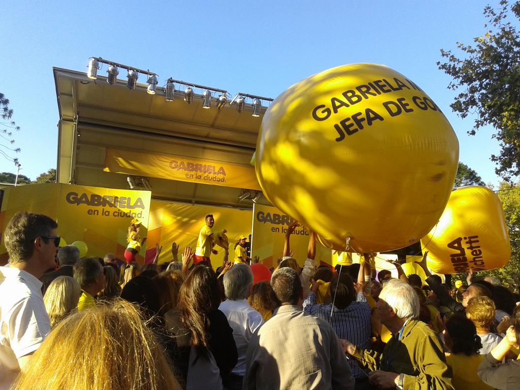 voshacesfalta's tweet photo. #RT 
Cierre de Campaña de @gabimichetti  y su equipo en Parque Centenario http://t.co/kdcCNvEN0e
