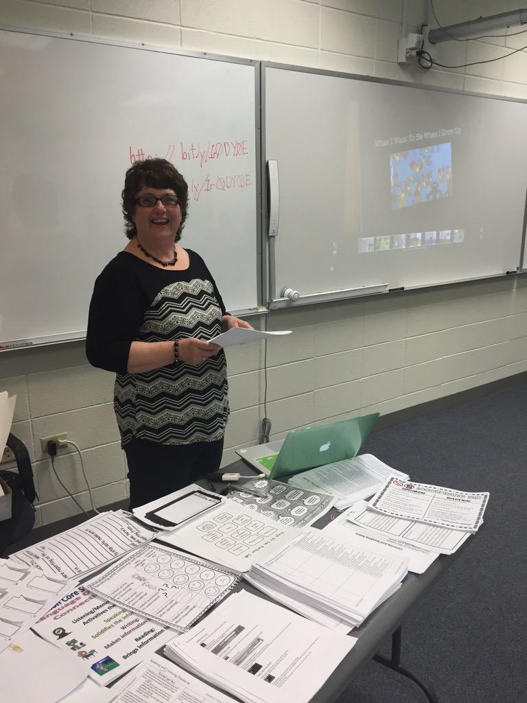 CManning0306's tweet photo. Green screen? Must be @judymariek teaching Speaking and Listening w/ iMovie in FIU today! #D161learns @WesternAve161 http://t.co/391d5hL0sP