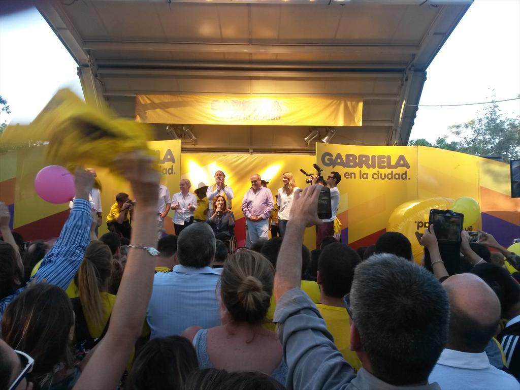 voshacesfalta's tweet photo. #RT 
..
#GabrielaEnLaCiudad
Parque Centenario - Cierre de Campaña http://t.co/JIUp9936FU