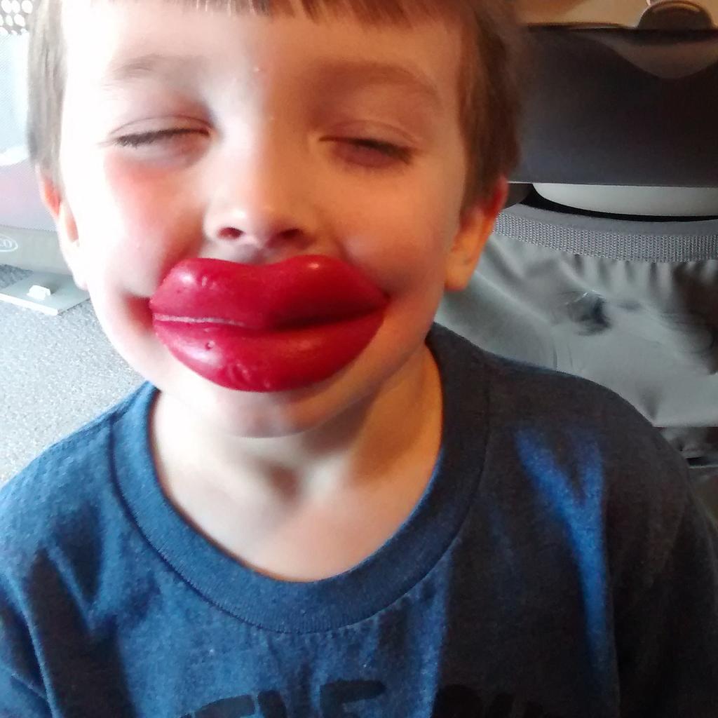 KentuckyGa1's tweet image. My boy did the #kyliejennerchallenge #waxlips #arepeoplereallythisstupid #kyliejennerlips