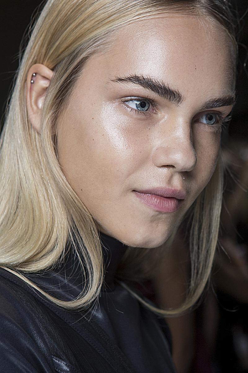 FashionCanada's tweet image. Browse our beauty trends guide, featuring over 100 pics of #spring15 runway looks: fashionmagazine.com/spring-beauty-…