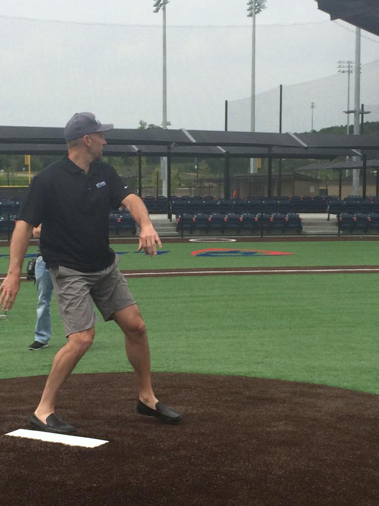 LakePointSports's tweet photo. John Smoltz, doing what he does best. #TrueHop @shawsportsturf http://t.co/HoYm8xxHGr