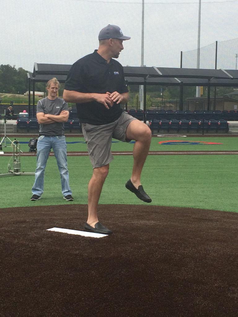 LakePointSports's tweet photo. John Smoltz, doing what he does best. #TrueHop @shawsportsturf http://t.co/HoYm8xxHGr