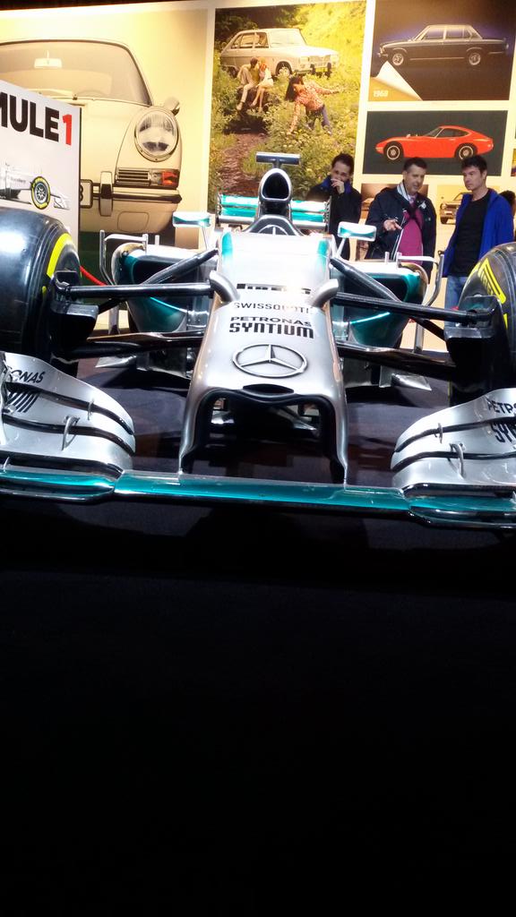 MS_Pictures's tweet photo. The highlight of the show for me personally was the Mercedes W05. What a beautiful machine! @MercedesAMGF1 http://t.co/04ShRIeMm8