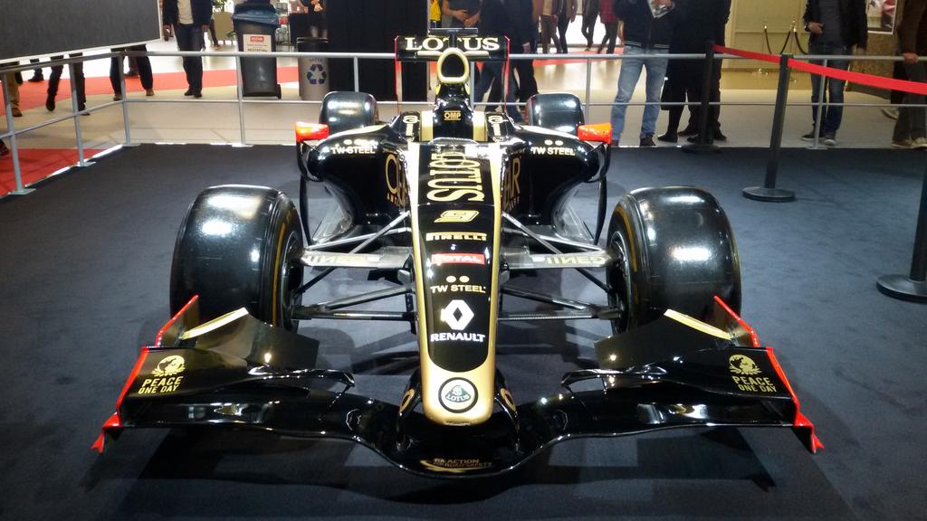 MS_Pictures's tweet photo. More F1 cars on display at the AutoRAI show were a Lotus showcar, a 2012 Toro Rosso STR7 and a 2010 Red Bull RB6 http://t.co/7wsiqJhqTl