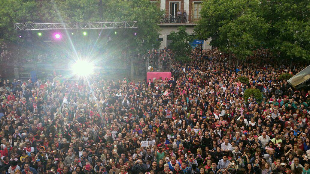 jaumegraells's tweet photo. Feia goig la plaça de l'Ajuntament en el Pregó de @antoniorozco de la #primaveraLH @CulturaLH @nuriamarinlh http://t.co/H5WRPlTHTy