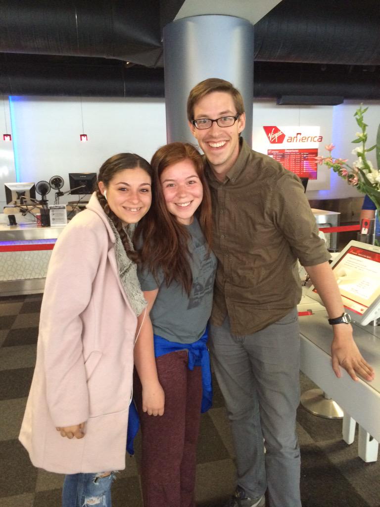 SophUngaro's tweet photo. Met the guy from #buzzfeed at the airport #buzzfeedislife β€οΈ http://t.co/aQTfqMbMwz