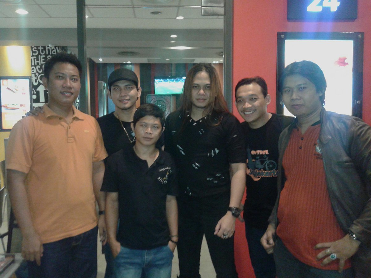 0uline's tweet photo. Hangout sxn jumpa fans.. hehehe
 @kmuhtada @Haryotalijiwo @KiPranaLewu http://t.co/HySxthK6rp