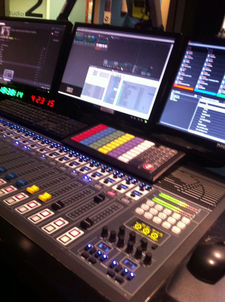 sulago's tweet photo. Je suis en direct à @CKUM935 en remplacement @bonesPOP #moncton + webdiffusion http://t.co/YDuiSULsMk