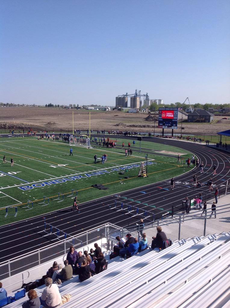 bfdirectorcc's tweet photo. It's a great day for a JH track meet at beautiful Bluejay Stadium! #BFMSruns #BFMSjumps #BFMSthrows http://t.co/QbaaTueupy