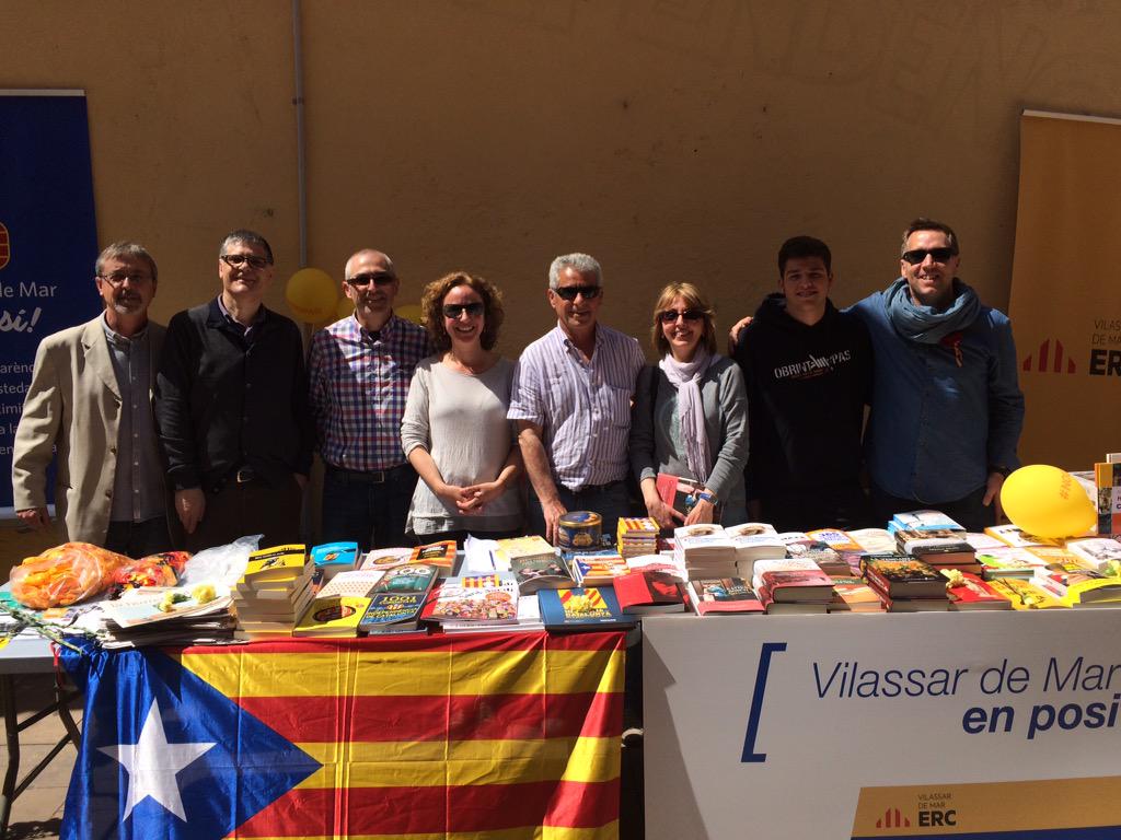 quansiguigran's tweet photo. Un gran Diada entre companys!!
MOLTES GRACIES!!! #VdMenPositiu #TotsJunts #SantJordi2015 http://t.co/KQwZDiMO9l