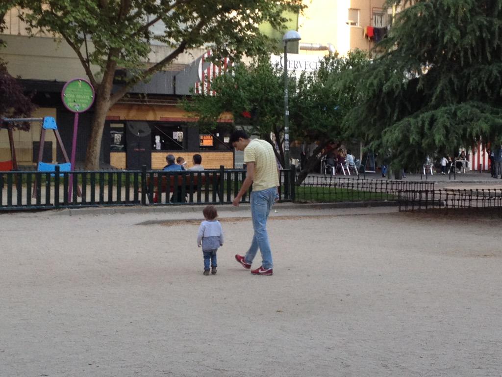 sararg2's tweet photo. Hemos empezado el puente genial con mis dos amores @alfrinidi y claudia en Madrid http://t.co/p1TDgNCAfJ