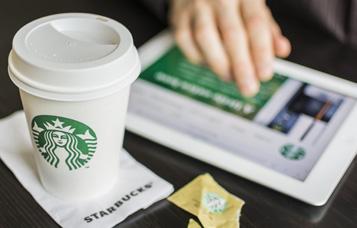 payments_source's tweet photo. Starbucks' mobile tech updates are making it possible for new audiences to spend at its stores http://t.co/SodoZlwmtL http://t.co/q85Yu6Nsm1
